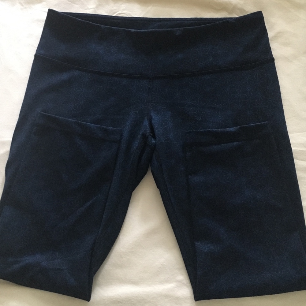 Lululemon athletica size 8 blue/black 23" crops - Picture 2 of 4